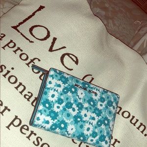 Michael Kors Wallet - Authentic  SHIPS TODAY